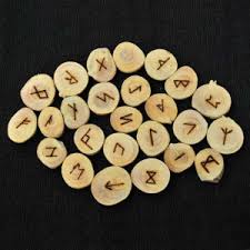 Runes en bois (ELEMIAH VOYANCE 08 99 96 90 99) Runes en bois (ELEMIAH VOYANCE 08 99 96 90 99)
